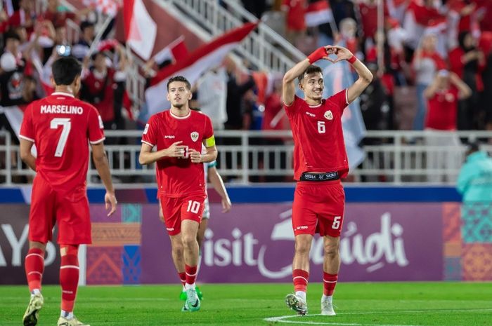 Marselino Ferdinan, Justin Hubner, dan Ivar Jenner menyapa para suporter Timnas U-23 Indonesia seusai dikalahkan Irak 2-1 dalam perebutan peringkat ketiga Piala Asia U-23 2024 di Doha, Qatar.