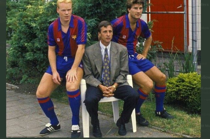 Michael Laudrup (kanan) dan Ronald Koeman saat diperkenalkan sebagai rekrutan anyar Johan Cruyff (tengah) untuk Barcelona pada 1989.