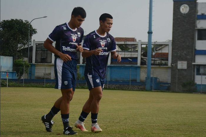 Pemain Persib Bandung, Rachmat Irianto dan Henhen Herdiana saat berlatih bersama tim, Minggu (21/8/2022).