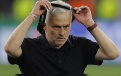 Cara Unik Mourinho Protes Wasit, Taruh Laptop di Depan Kamera TV Penyiar