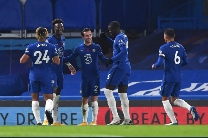 Para pemain Chelsea merayakan gol kedua yang dicetak oleh Ben Chilwell ke gawang Sheffield United dalam laga Liga Inggris di Stadion Stamford Bridge, Sabtu (7/11/2020).