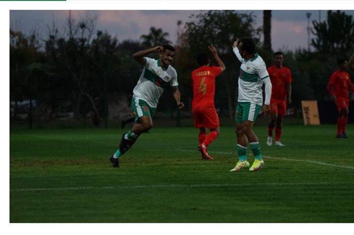 Ricky Kambuaya (kiri) dan Irfan Jaya (kanan) ketika merayakan gol dalam laga Timnas Indonesia vs Myanmar.