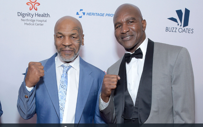 Mike Tyson (kiri) dan Evander Holyfield (kanan).