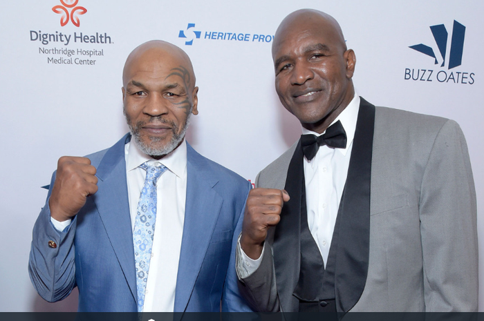 Mike Tyson (kiri) dan Evander Holyfield (kanan).