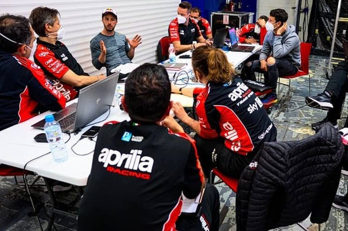 Pabrikan Aprilia membuka wacana wild card untuk mantan pembalap Ducati, Andrea Dovizioso di ajang MotoGP 2021.