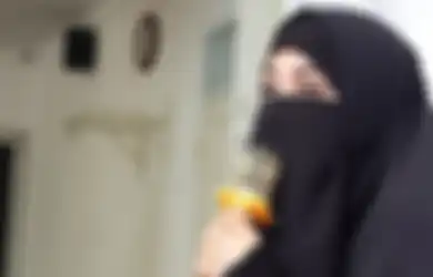 Bertahun-tahun Sandang Status Janda, Umi Pipik yang Harus Besarkan 4 Orang Anak Kedapatan Ngecat Tangga Rumahnya Sendirian, Istri Mendiang Uje Ungkap Isi Hatinya: Butuh Ekstra Sabar