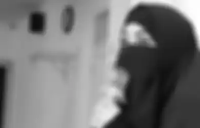 Bertahun-tahun Sandang Status Janda, Umi Pipik yang Harus Besarkan 4 Orang Anak Kedapatan Ngecat Tangga Rumahnya Sendirian, Istri Mendiang Uje Ungkap Isi Hatinya: Butuh Ekstra Sabar