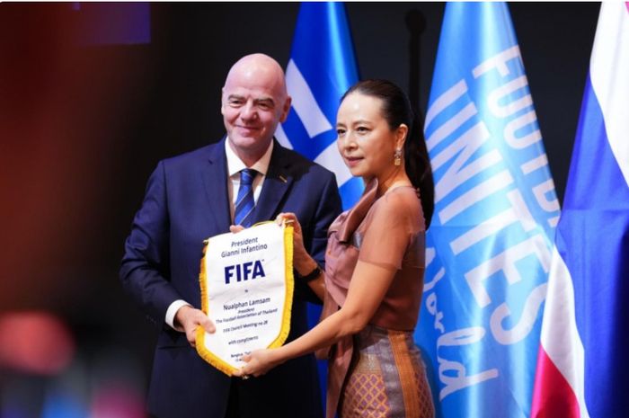 Presiden FIFA Gianni Infantino memberikan bendera cendera mata kepada Presiden Asosiasi Sepak Bola Thailand Nualphan Lamsam dalam pembukaan Kongres FIFA Ke-74 di Bangkok, Rabu (15/5/2024).