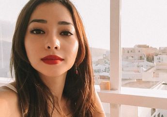Seksinya Gaya Ratu Sinetron Nikita Willy Saat Pamer Pundak Mulus dengan Busana Serba Hitam di Afrika