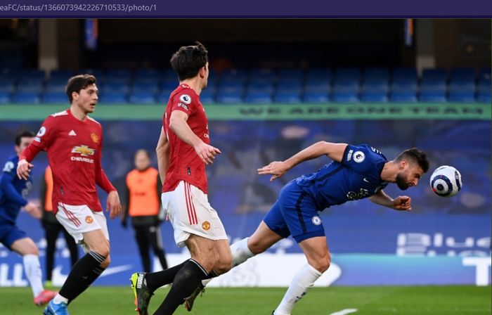 Striker Chelsea, Olivier Giroud, tak mampu menggapai umpan Callum Hudson-Odoi saat melawan Manchester United dalam laga pekan ke-26 Liga Inggris 2020-2021, Minggu (28/2/2021) pukul 23.30 WIB diStadion Stamford Bridge.