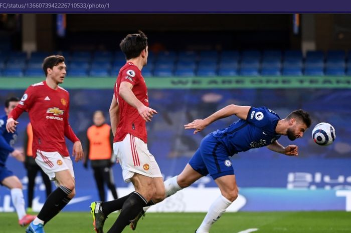 Striker Chelsea, Olivier Giroud, tak mampu menggapai umpan Callum Hudson-Odoi saat melawan Manchester United dalam laga pekan ke-26 Liga Inggris 2020-2021, Minggu (28/2/2021) pukul 23.30 WIB diStadion Stamford Bridge.