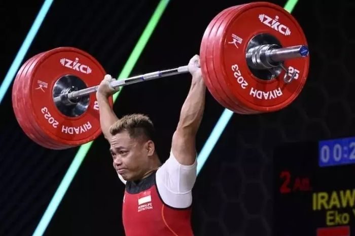 Lifter Indonesia Eko Yuli Irawan dikepung atlet China dan Amerika Serikat dalam perebutan medali emas angkat besi kelas 61 kg di Olimpiade Paris 2024, Rabu (7/8/2024).
