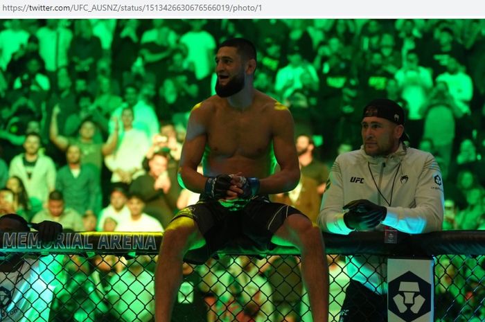 Khamzat Chimaev (kiri) diprediksi menjadi juara UFC pada tahun 2025.
