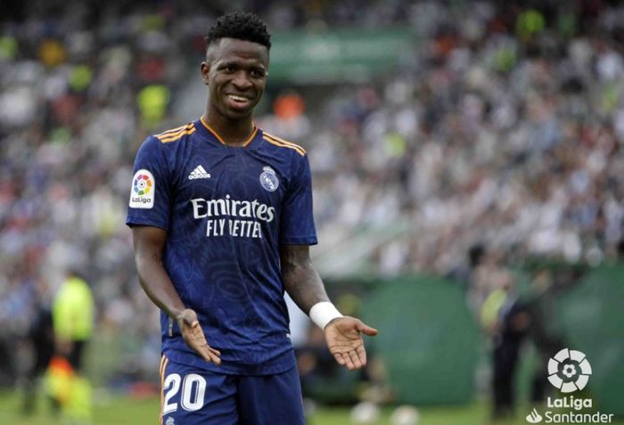 Penyerang Real Madrid, Vinicius Junior, merayakan gol ke gawang Elche pada pekan kedua belas Liga Spanyol 2021-2022 di Estadio Martinez Valero, Sabtu (30/10/2021).