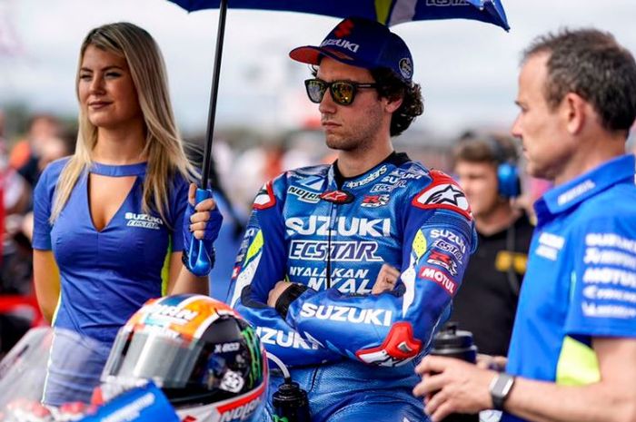 Pembalap MotoGP dari tim Suzuki Ecstar, Alex Rins (tenga) sebelum beraksi di MotoGP Argentina, Minggu (31/3/2019).