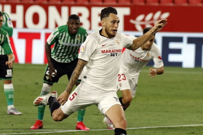 Winger Sevilla, Lucas Ocampos, menjadi eksekutor tendangan penalti pada laga derbi Andalusia melawan Betis, pada lanjutan Liga Spanyol 2019-2020, Jumat (12/6/2020).