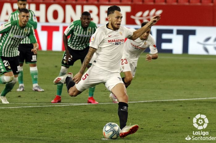 Winger Sevilla, Lucas Ocampos, menjadi eksekutor tendangan penalti pada laga derbi Andalusia melawan Betis, pada lanjutan Liga Spanyol 2019-2020, Jumat (12/6/2020).