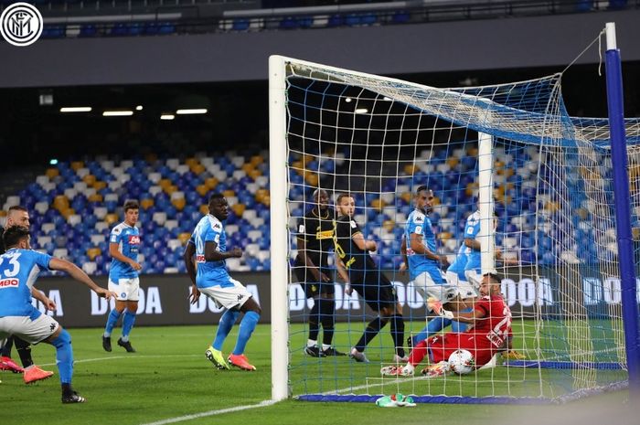 Momen David Ospina kebobolan gol cantik dari Christian Eriksen via tendangan bebas pada laga leg kedua semifinal Coppa Italia di Stadion San Paolo, Minggu (13/6/2020).