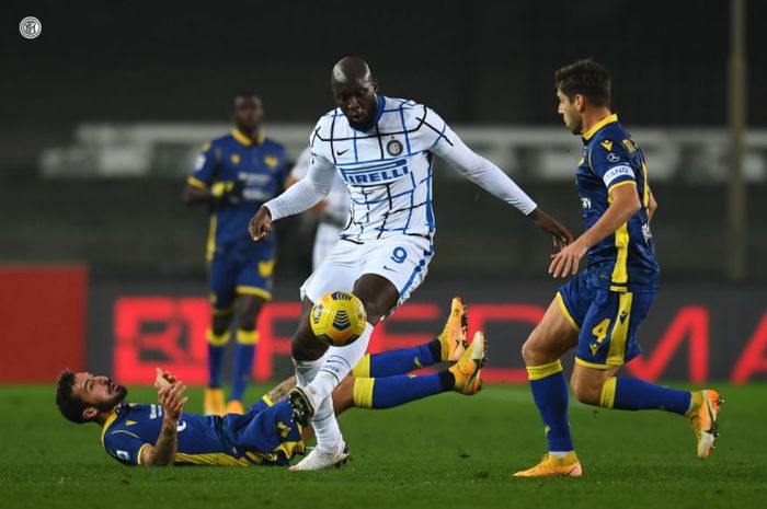 Penyerang Inter Milan, Romelu Lukaku, beraksi dalam laga melawan Hellas Verona, Selasa (23/12/2020).