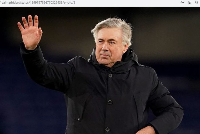 Carlo Ancelotti saat melambaikan tangan ke penonton usai memimpin laga Real Madrid.