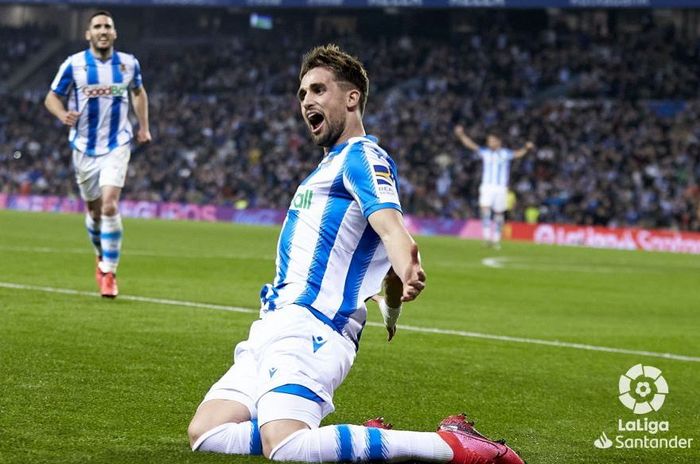 Adnan Januzaj merayakan gol untuk Real Sociedad.