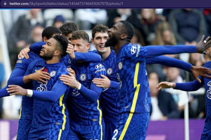 Para pemain Chelsea merayakan gol Reece James ke gawang Newcastle United di Stadion St. James' Park dalam laga pekan ke-10 Liga Inggris 2021-2022, Sabtu (30/10/2021). 