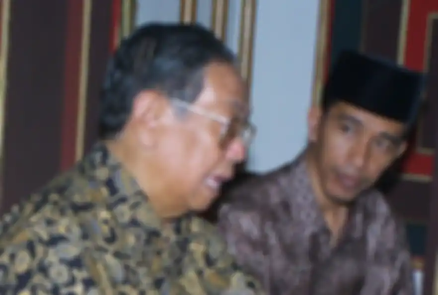 Foto kebersamaan Jokowi dan Gusdur diunggah oleh seorang fotografer bernama Blontank Poer. 