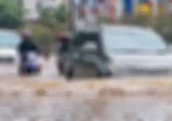 Jalan Tergenang Banjir? Ini Teknik Pengereman yang Benar Buat Pengendara Motor Biar Enggak Celaka