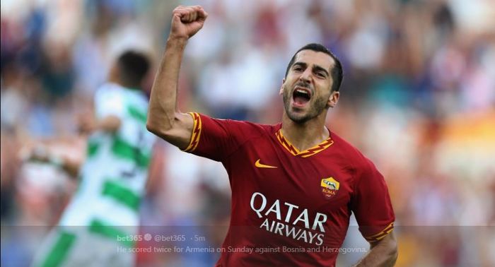 Henrikh Mkhitaryan merayakan gol untuk AS Roma.