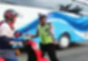 Video Keren: Ditilang, Emak-Emak Ini Keluarin Jurus Sakti Bikin Polisi Lari Terbirit-Birit
