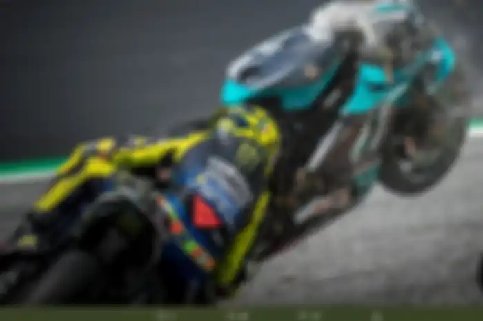 Momen saat Valentino Rossi nyaris tertimpa ringsekan motor Franco Morbidelli.