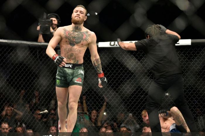 Aksi Conor McGregor saat melawan Donald Cerrone pada UFC 246, Minggu (19/1/2020)