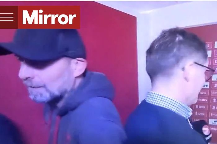 Pelatih Liverpool Juergen Klopp berpaling dari seorang jurnalis TV yang mewawancarainya sesuai dikalahkan Manchester United dalam perempat final Piala FA, 17 Maret 2024.