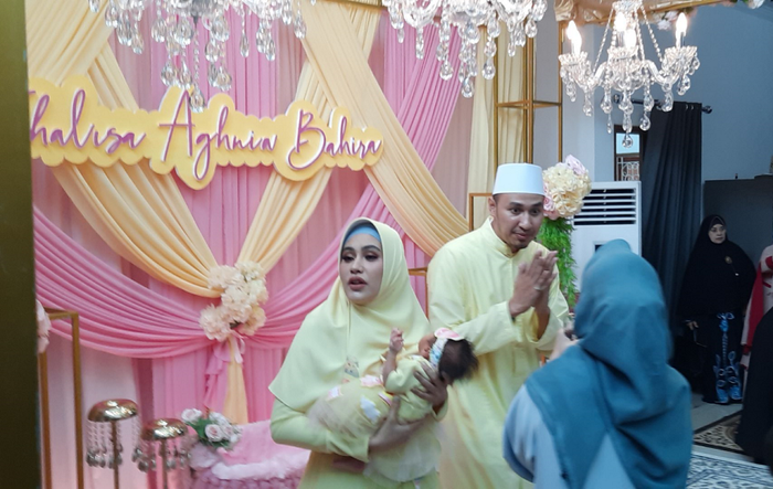 Kartika Putri dan Habib Usman saat akikah sang anak di kawasan Cipete, Jakarta Selatan, Minggu (17/11/2019).