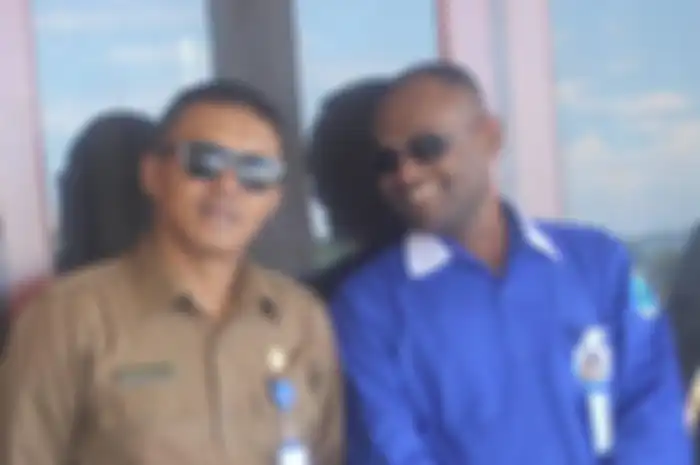 Bupati Fakfak Untung Tamsil sempat hilang kontak saat menaiki perahu. Perahu yang ditumpanginya diduga diterpa ombak besar.