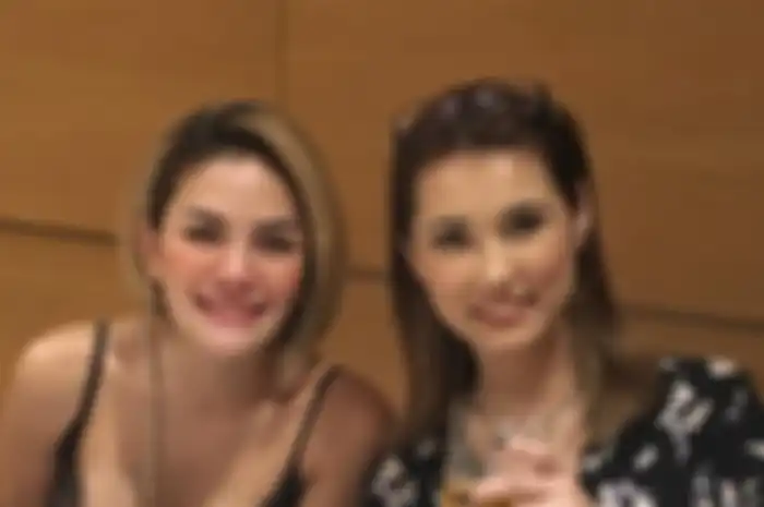Nikita Mirzani dan Maria Ozawa saat dinner bersama