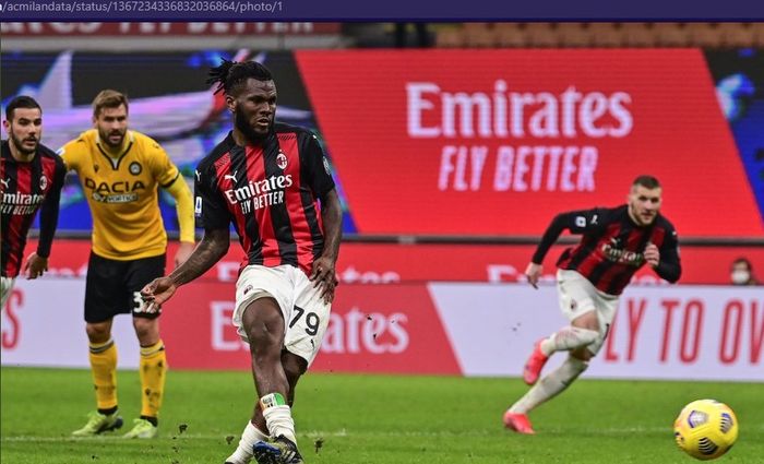 Gelandang AC Milan, Franck Kessie, mencetak gol penalti ke gawang Udinese dalam laga gionarta 25 Liga Italia 2020-2021,  Rabu (3/3/2021) waktu setempat atau Kamis pukul 02.45 WIB di San Siro.