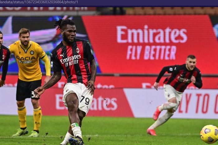 Gelandang AC Milan, Franck Kessie, mencetak gol penalti ke gawang Udinese dalam laga gionarta 25 Liga Italia 2020-2021,  Rabu (3/3/2021) waktu setempat atau Kamis pukul 02.45 WIB di San Siro.