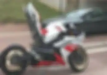  Ngerih! Yamaha R1 Ini Dihajar Mobil Dari Belakang