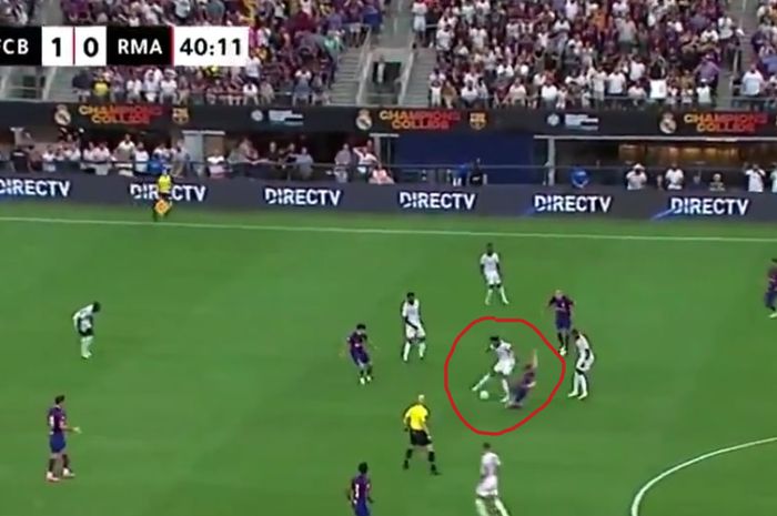 Tekel brutal Frenkie de Jong terhadap Eder Militao warnai laga Barcelona vs Real Madrid dalam El Clasico pada partai uji coba pramusim di Texas (29/7/2023).