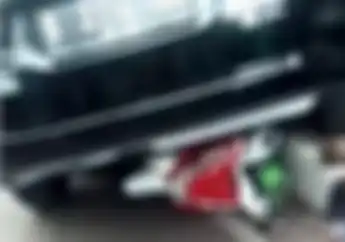 Gokil! Terlibat Kecelakaan, Honda BeAT Ini Remuk Nyangkut Dikolong Daihatsu Sigra 