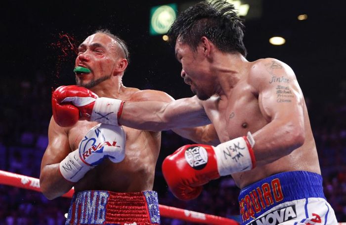 Momen Manny Pacquiao (kanan) saat menghajar Keith Thurman (kiri)