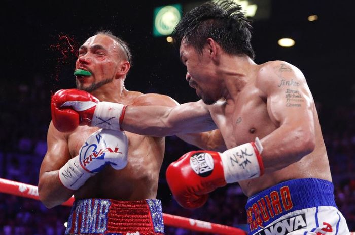 Momen Manny Pacquiao (kanan) saat menghajar Keith Thurman (kiri)