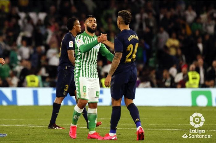 Striker Real Madrid, Mariano (kanan) bersalaman dengan gelandang Real Betis, Nabil Fekir seusai kedua tim bertanding pada pekan ke-27 Liga Spanyol, Senin (9/3/2020) dini hari WIB.