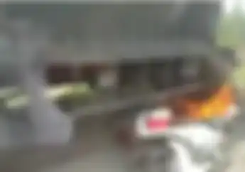 Diduga Mengalami Rem Blong, Truk Menabrak Motor Hingga Ludes Terbakar
