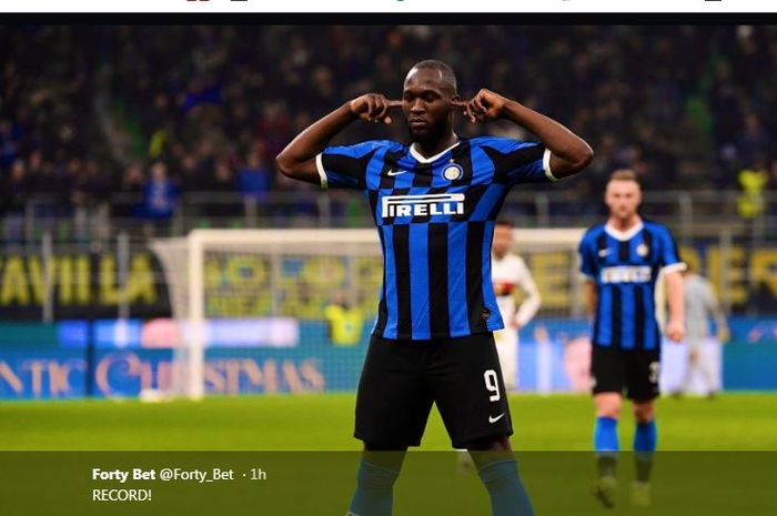 Romelu Lukaku mencetak gol Inter Milan ke gawang Cagliari dalam partai Coppa Italia di Giuseppe Meazza, Milan, 14 Januari 2020.