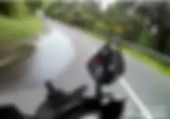 Video Detik-detik Yamaha R25 Cium Aspal Lombok Saat Cornering, Sakitnya Tuh Disini!
