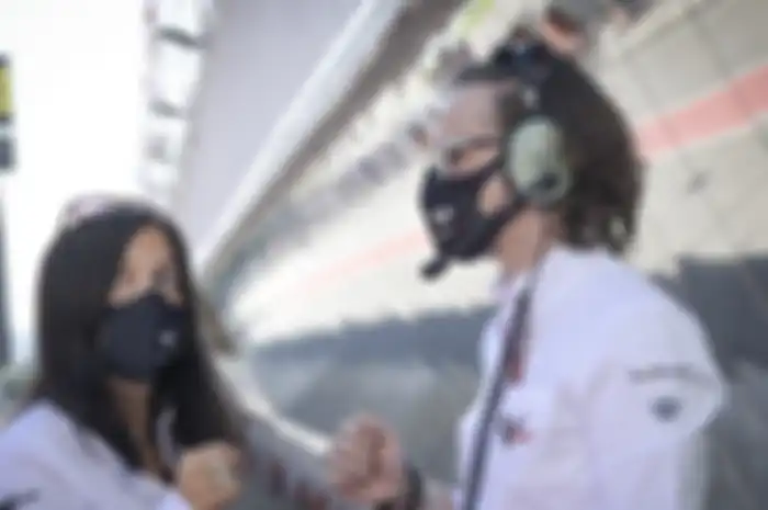 Keren abis, para staff Dorna Sports pakai masker khusus mulai di MotoGP Catalunya 2020, akhir pekan kemarin.