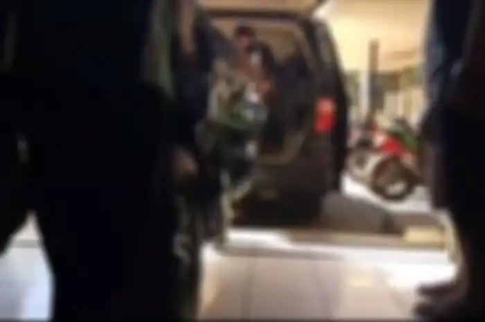 Proses menaikan Kawasaki H2 ke dalam Toyota Alphard