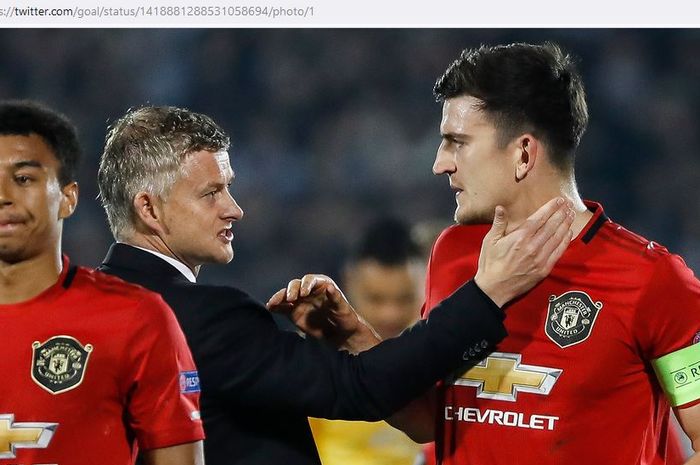 Pelatih Manchester United, Ole Gunnar Solskjaer, berbicara dengan Harry Maguire.